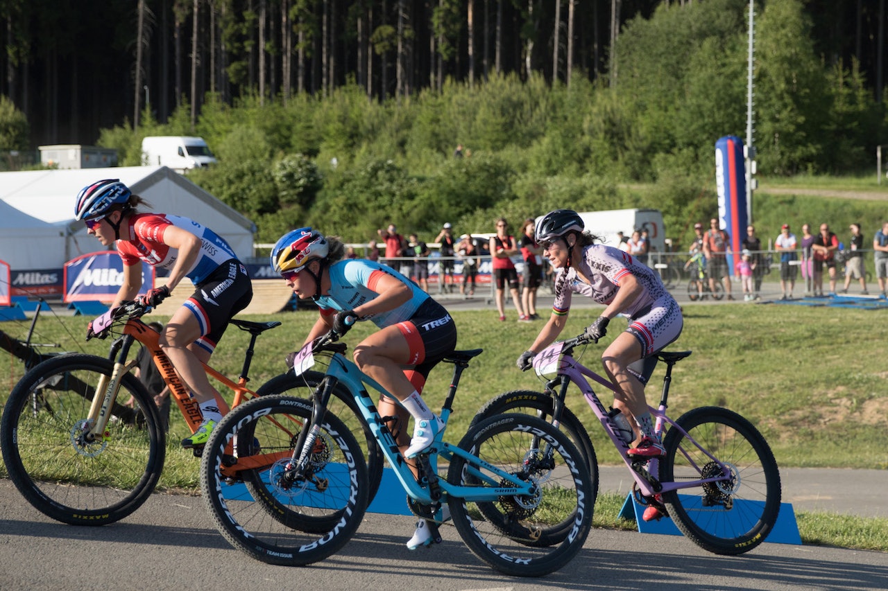 Gunn-Rita Dahle Flesjå (til høyre) jager Anne Tauber og Emily Batty på kortbaneløpet i verdenscupen i Nove Mesto fredag kveld. Foto: Bengt Ove Sannes Gunn-Rita Dahle Flesjå (til høyre) jager Anne Tauber og Emily Batty på kortbaneløpet i verdenscupen i Nove Mesto fredag kveld. Foto: Bengt Ove Sannes