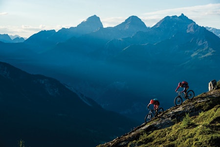 TYPISK SVEITS: Tobias Woggon og Julia Hoffman en tidlig morgen på fjelltoppen Pic Scolatta(2323moh) på sørsiden av Lenzerheide. stisykling lenzerheide sveits