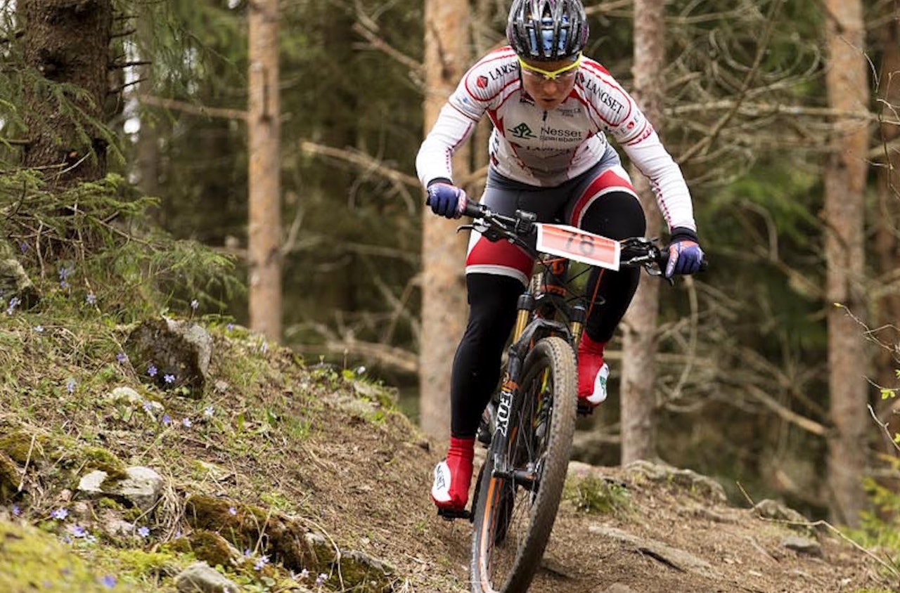 Hildegunn Hovdenak er Norgesmester i terrengsykkel maraton, hennes første NM-gull i terrengsykkel. Her fra seier i NC maraton på Helgøya i mai. Foto: Kristoffer Kippernes Hildegunn Hovdenak er Norgesmester i terrengsykkel maraton, hennes første NM-gull i terrengsykkel. Her fra seier i NC maraton på Helgøya i mai. Foto: Kristoffer Kippernes
