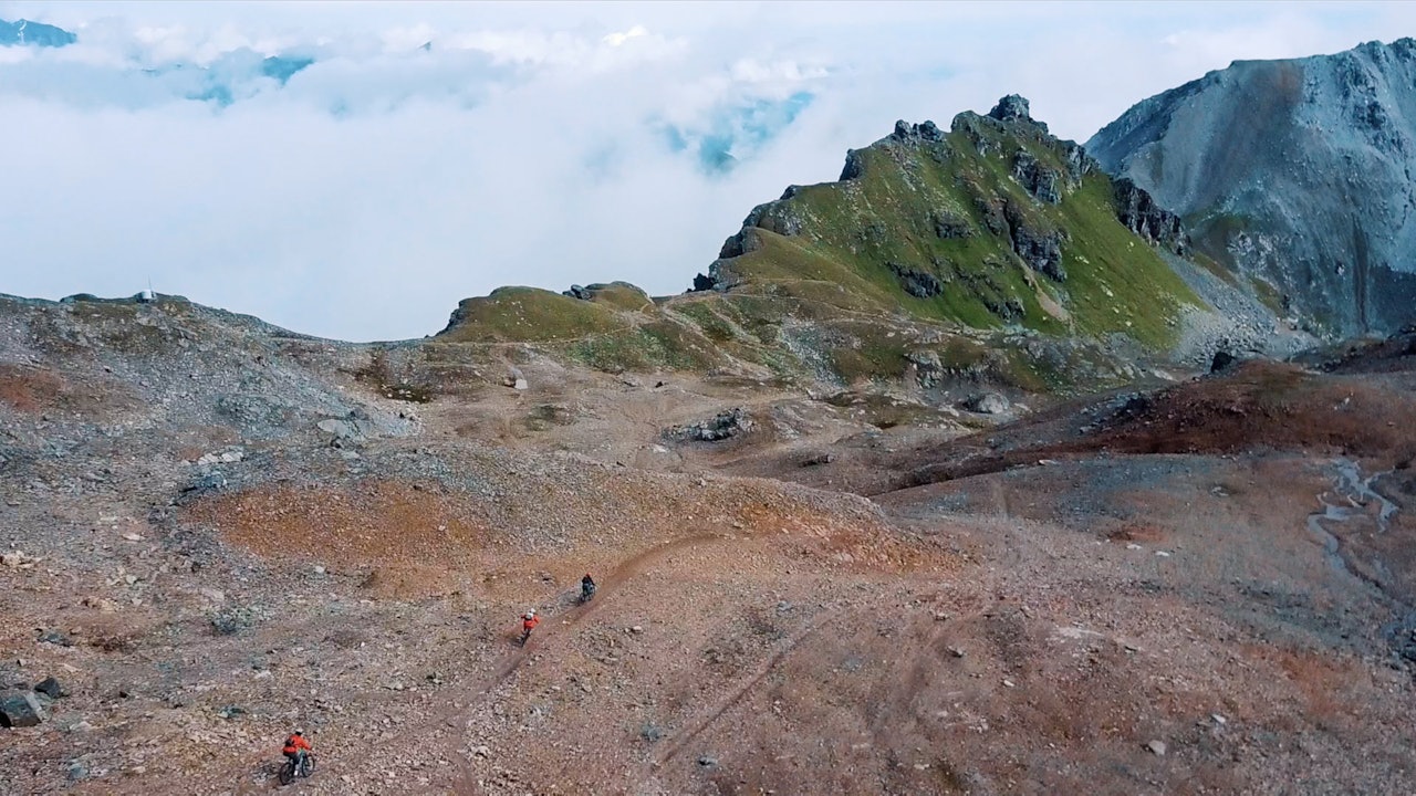 HEFTIGE SVEITS: Programleder Henrik Ulleland har blitt med sine lokale guider opp til Parpaner Rothorn (2865 moh) og kan vente seg 3000 høydemeter - nedover! HEFTIGE SVEITS: Programleder Henrik Ulleland har blitt med sine lokale guider opp til Parpaner Rothorn (2865 moh) og kan vente seg 3000 høydemeter - nedover!