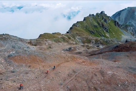HEFTIGE SVEITS: Programleder Henrik Ulleland har blitt med sine lokale guider opp til Parpaner Rothorn (2865 moh) og kan vente seg 3000 høydemeter - nedover!