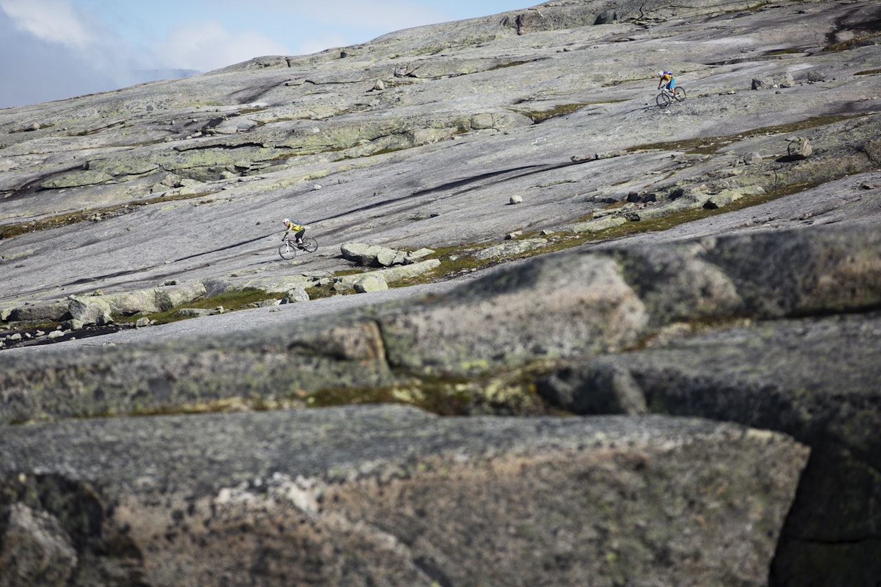 HVOR DU VIL: Sture Pettersen leder an Per-Eivind Syvertsen på svabergene på Reinnesfjellet. HVOR DU VIL: Sture Pettersen leder an Per-Eivind Syvertsen på svabergene på Reinnesfjellet.