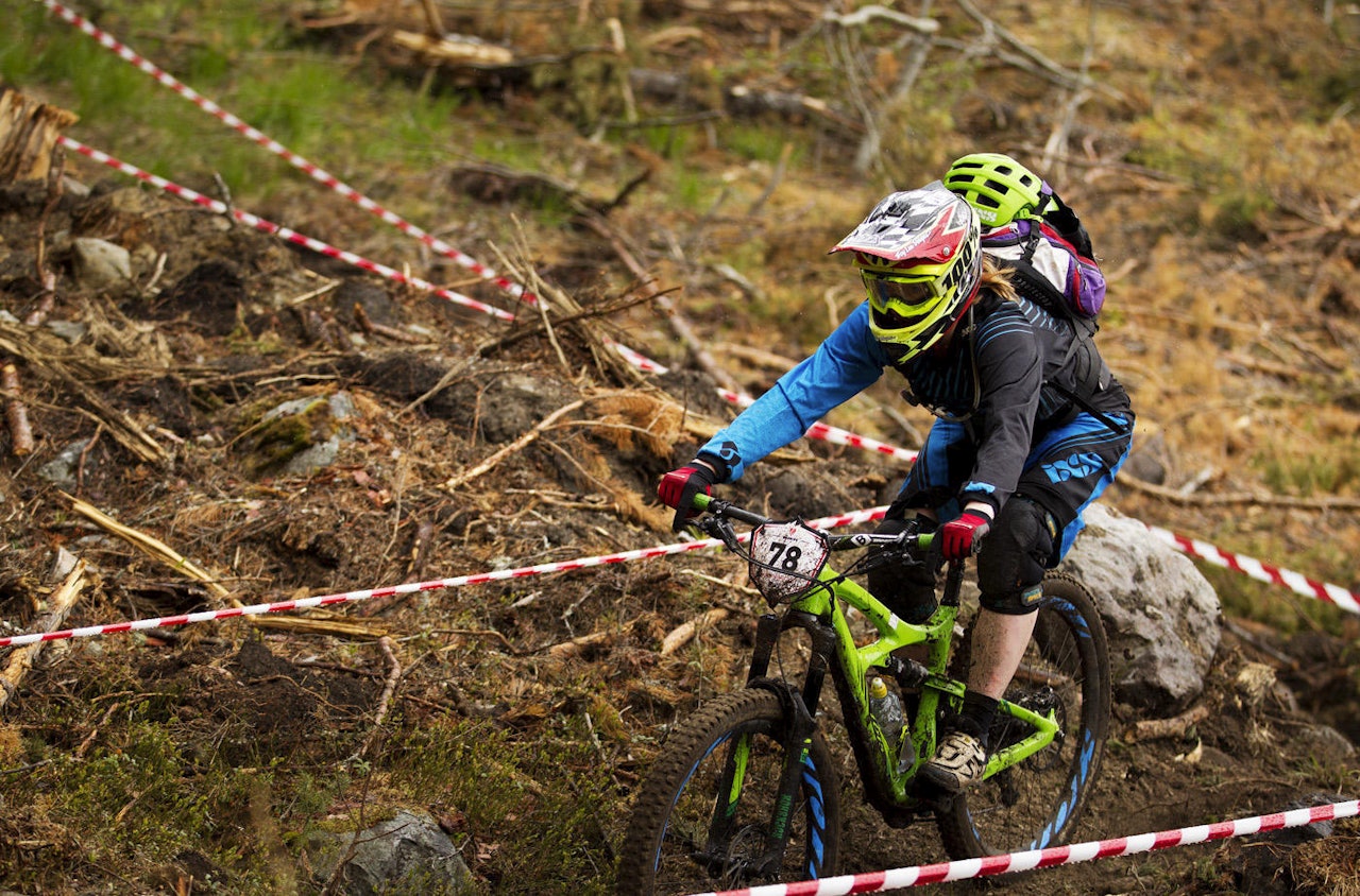 Alice Grindheim vil gjerne helt opp på toppen av pallen i Enduroserien 80/20 i år. Den starter med Nesbyen Enduro til helga. Foto: Kristoffer Kippernes Alice Grindheim vil gjerne helt opp på toppen av pallen i Enduroserien 80/20 i år. Den starter med Nesbyen Enduro til helga. Foto: Kristoffer Kippernes