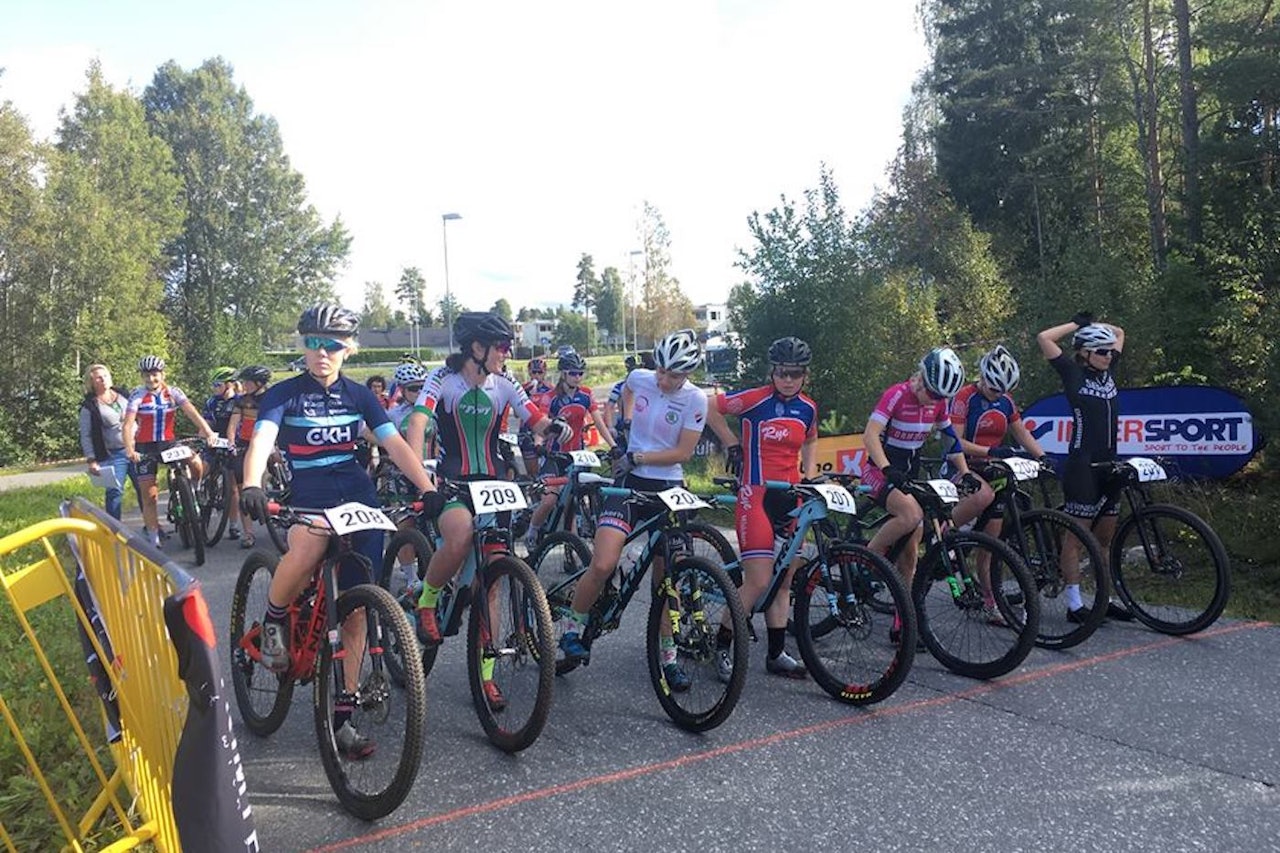 Det ble harde oppgjør i flere klasser under Norgescupfinalen i rundbane. Her fra jentenes start. Foto: NCF Det ble harde oppgjør i flere klasser under Norgescupfinalen i rundbane. Her fra jentenes start. Foto: NCF