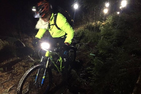 STISYKLING I GRESSVIKMARKA: Gresvik IF Stisyklister kjørte julestitur i Fredrikstadmarka tirsdag kveld, og det var ikke spart på verken nisseskjegg eller julebelysning. Foto: Hanne Holmstrøm Karlsen fredrikstad stisykling gressvik gressvikmarka