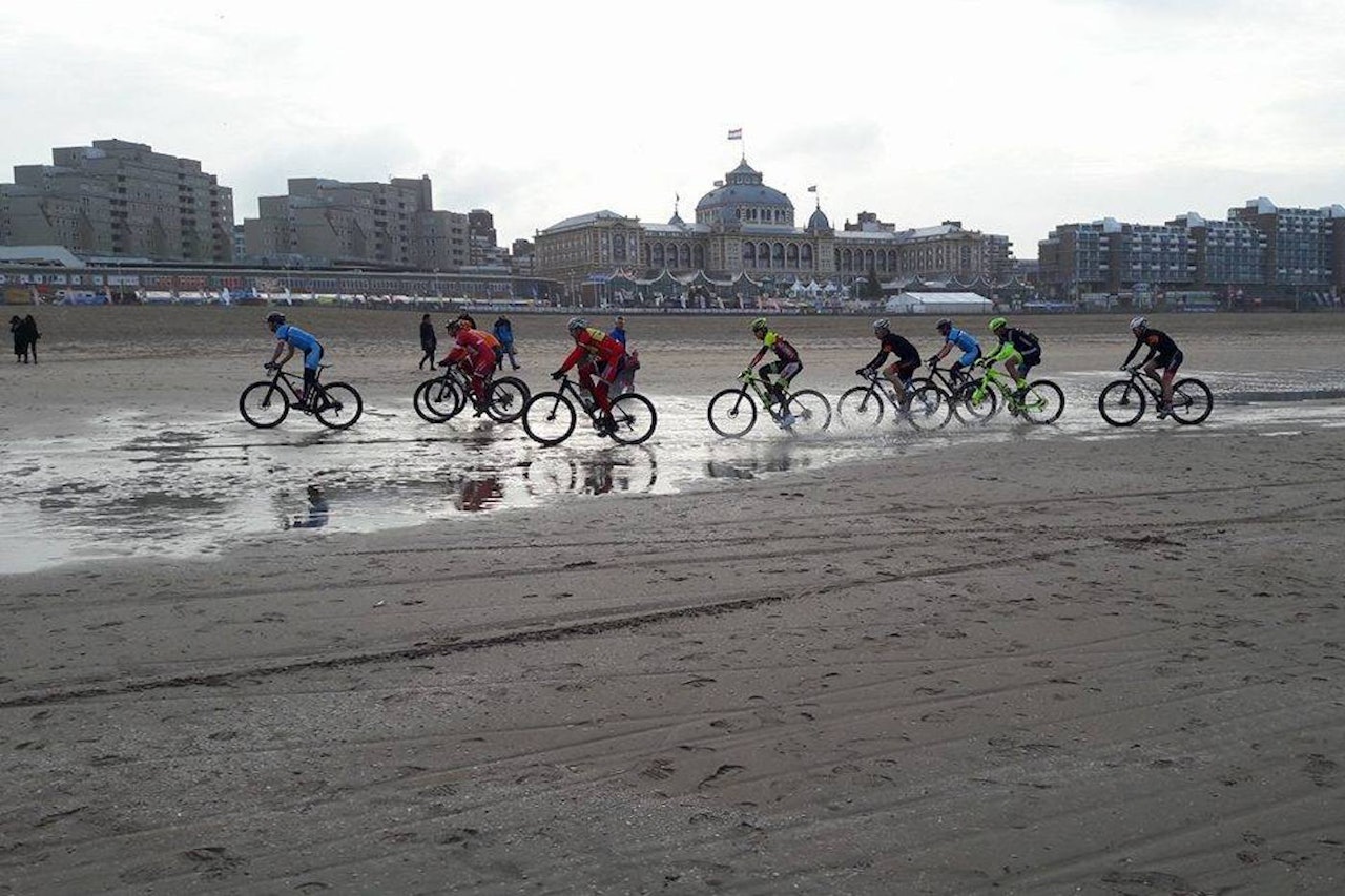Strandsykling er en egen UCI-disiplin, og søndag ble tidenes første europamesterskap arrangert i Haag. Vidar Mehl (helt til høyre) ble beste norske på 25. plass. Foto: Wubbo Boiten Strandsykling er en egen UCI-disiplin, og søndag ble tidenes første europamesterskap arrangert i Haag. Vidar Mehl (helt til høyre) ble beste norske på 25. plass. Foto: Wubbo Boiten