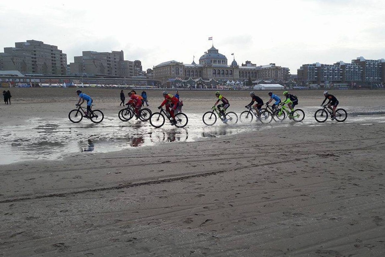 Strandsykling er en egen UCI-disiplin, og søndag ble tidenes første europamesterskap arrangert i Haag. Vidar Mehl (helt til høyre) ble beste norske på 25. plass. Foto: Wubbo Boiten