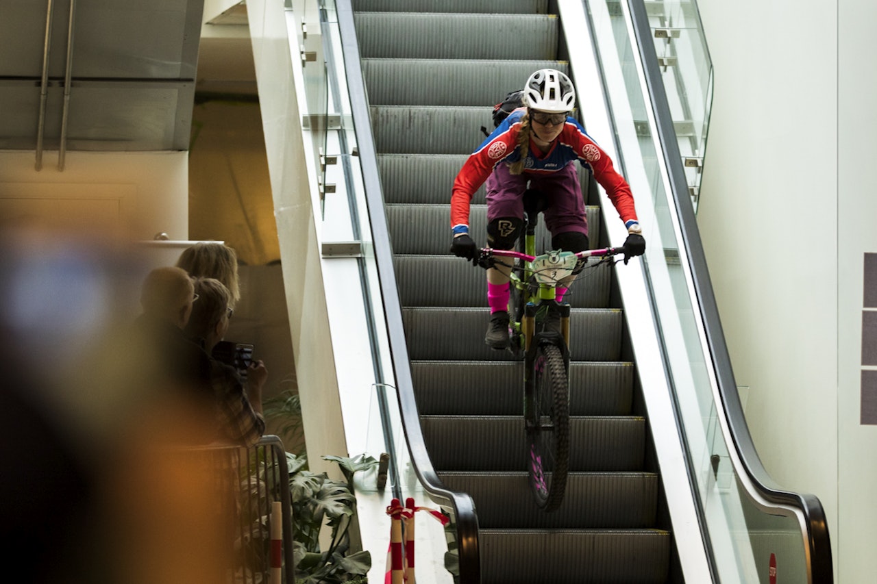 Anette Røssum Bastnes i Team Terrengsykkel taklet rulletrappa i kjøpesenteret med glans. Foto: Per-Eivind Syvertsen