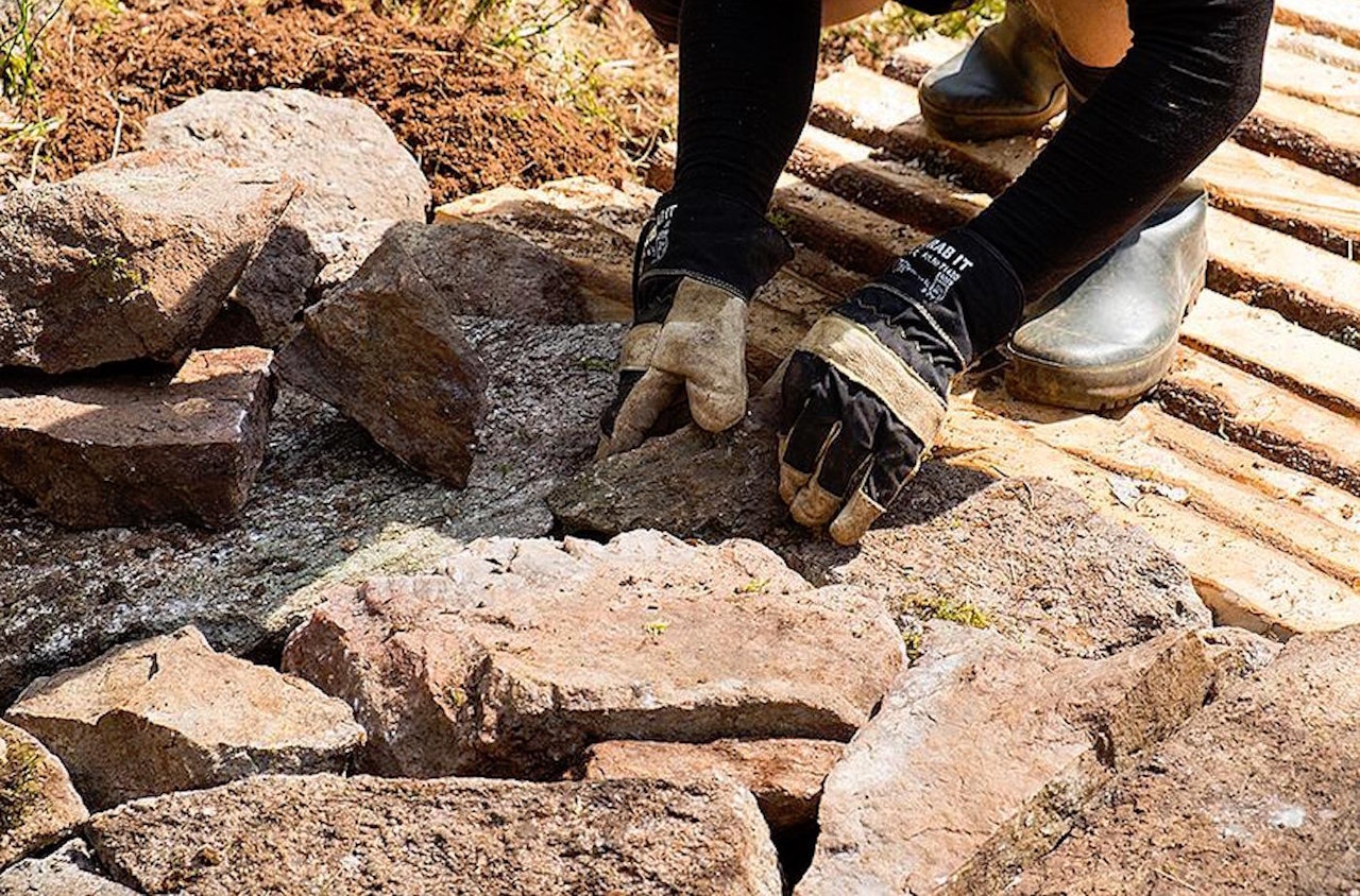 Å bygge bærekraftige stier er en vitenskap. NOTS inviterer til stibyggercamp i Østmarka 17-19 juni. Foto: NOTS Oslo og Omegn/Bjørn André Enoksen Å bygge bærekraftige stier er en vitenskap. NOTS inviterer til stibyggercamp i Østmarka 17-19 juni. Foto: NOTS Oslo og Omegn/Bjørn André Enoksen