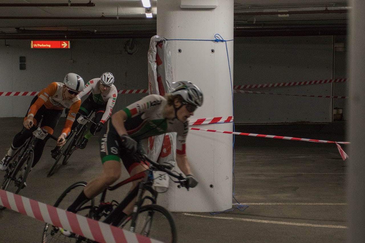 Første runde av sesongens garasjeritt gikk 23.november, og det var flere terrengsyklister som kjørte seg langt opp på resultatlista, selv om seieren gikk til en landeveisrytter. Foto: Per-Eivind Syvertsen Første runde av sesongens garasjeritt gikk 23.november, og det var flere terrengsyklister som kjørte seg langt opp på resultatlista, selv om seieren gikk til en landeveisrytter. Foto: Per-Eivind Syvertsen