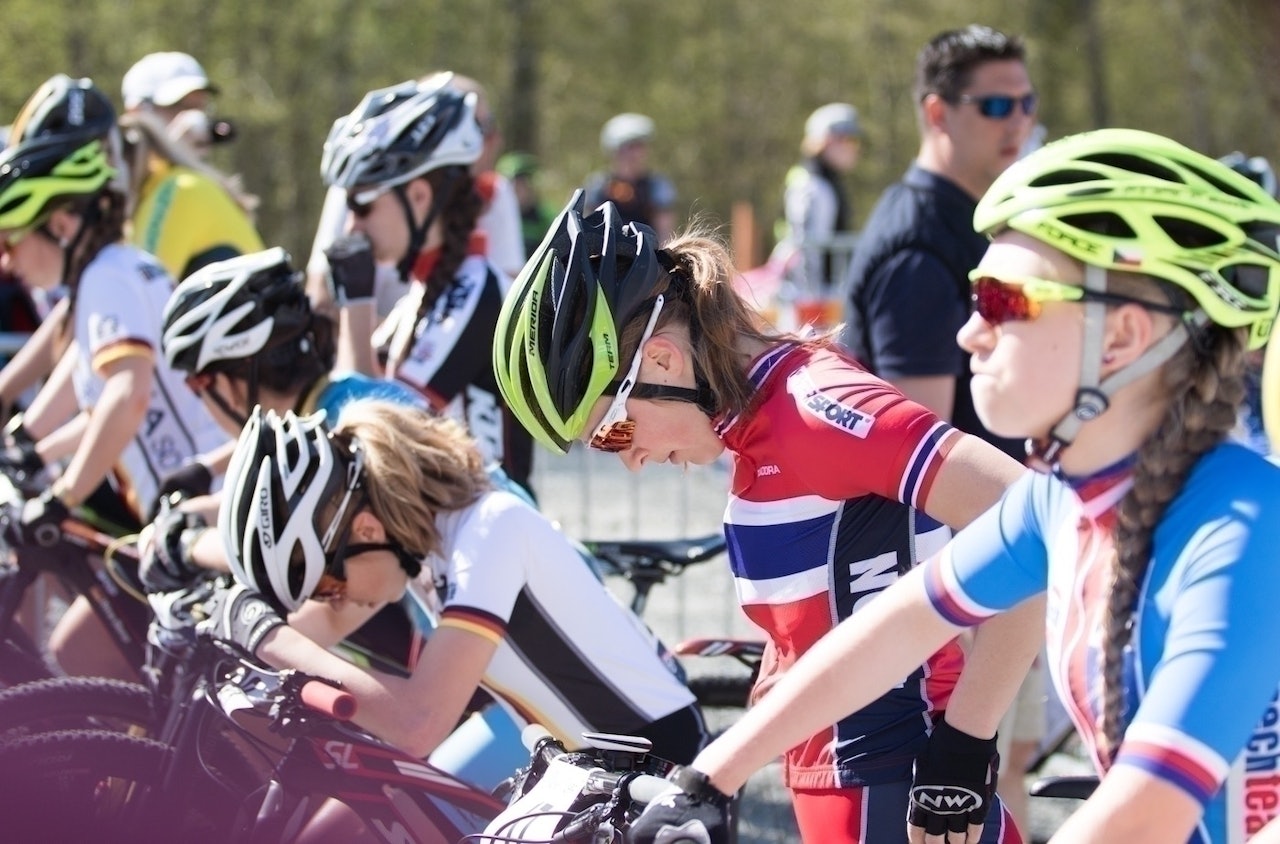 Thea Siggerud fikk det tøft i rundbane-EM allerede rett etter at startskuddet gikk, da hun tryna i startloopen. Hun greide likevel nesten å nå målet om topp 15. Foto: Bengt Ove Sannes Thea Siggerud fikk det tøft i rundbane-EM allerede rett etter at startskuddet gikk, da hun tryna i startloopen. Hun greide likevel nesten å nå målet om topp 15. Foto: Bengt Ove Sannes