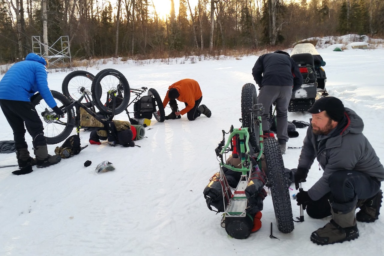 Pensum på treningssamlingene til det 500km lange ultrarittet Iditarod Trail Invitational i Alaska består av å løse de utfordringene deltakerne kan møte underveis, slik som punktering og utstyrsproblemer. Foto: Kathi Merchant/Iditarod Trail Invitational