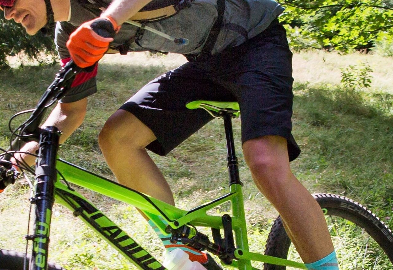 FREERIDERE BEST I RITT? Sombrios nye Highline-shorts er en sporty-baggy til stisykling, trening og ritt. FREERIDERE BEST I RITT? Sombrios nye Highline-shorts er en sporty-baggy til stisykling, trening og ritt.