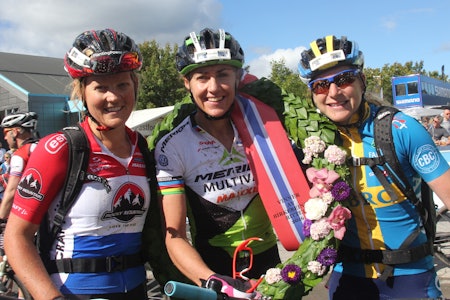Jennie Stenerhag (til høyre) er regjerende svensk mester i maraton, vant Cykelvasan 12 august og er en av de heteste kandidatene til seieren i Birken uten fjorårsvinner Gunn-Rita Dahle Flesjå (midten) på start. Hielke Elferink (til venstre) ble nummer tre i fjor men er heller ikke tilbake i år. Foto: Ingeborg Scheve birken birkebeinerrittetq
