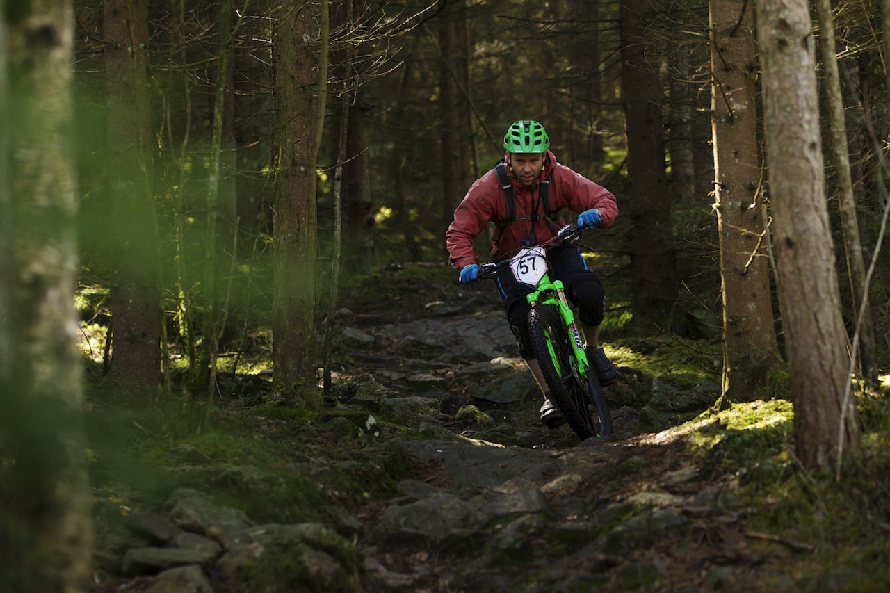 Telemark Enduro skal være vårslepp og lave skuldre, et enduroritt for hvermannsen så vel som enduroeliten. Her er det Michael Ohlsson som freser nedover i skogen. Foto: Kristoffer Kippernes telemark enduro terrengsykkel