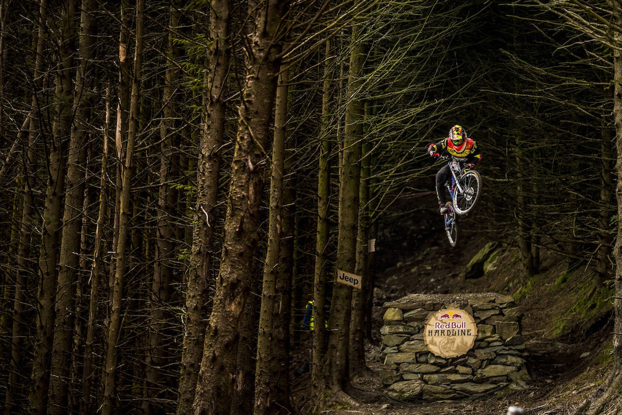 Brage Vestaviks profflag Devinci Global racing legger ned utforsatsingen fra nyttår. Juniortalentet satser videre med egne sponsorer i ryggen. Foto: Redbull Content Pool Brage Vestaviks profflag Devinci Global racing legger ned utforsatsingen fra nyttår. Juniortalentet satser videre med egne sponsorer i ryggen. Foto: Redbull Content Pool