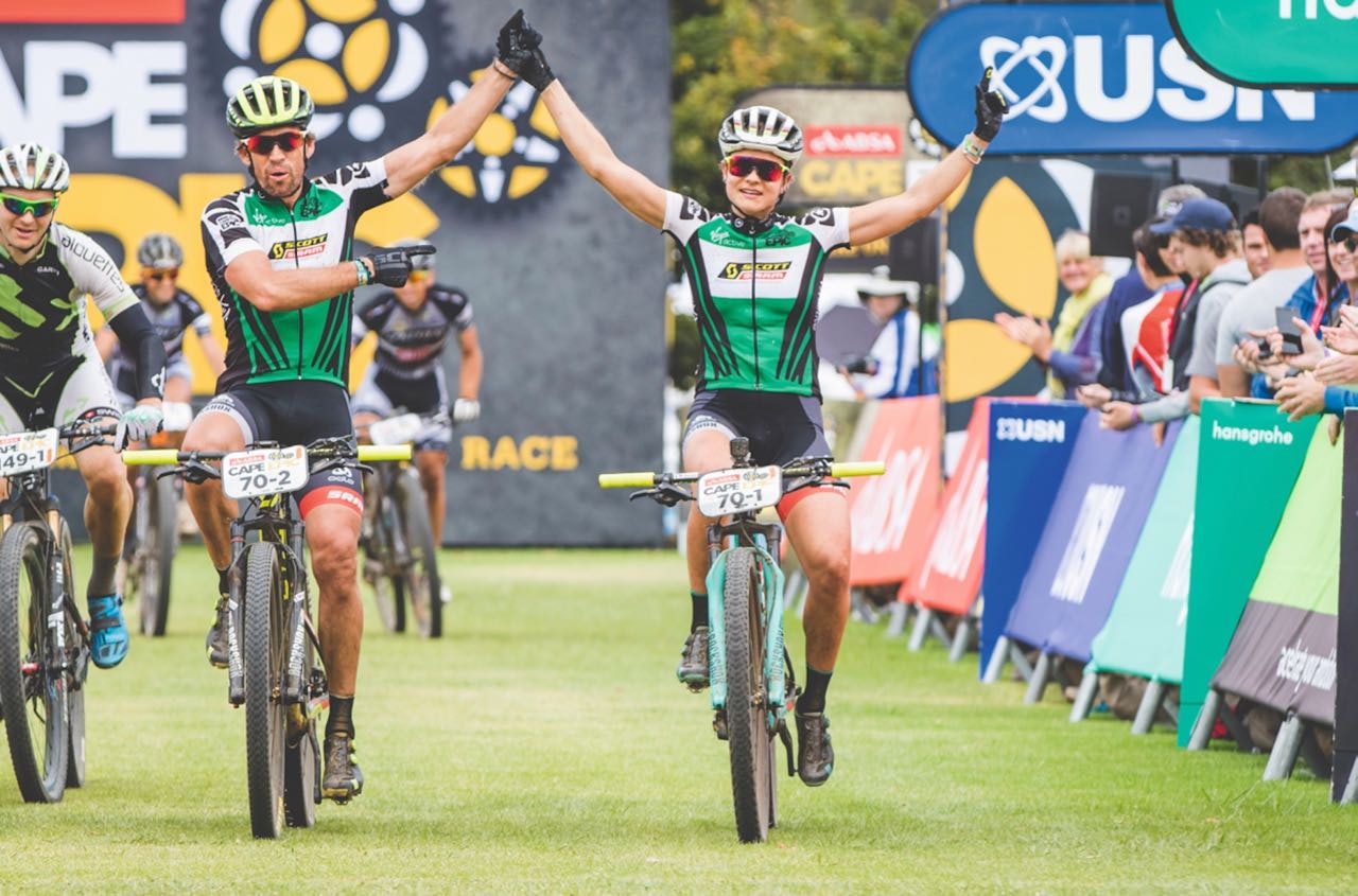 PROTESJÉ: Thomas Frischknecht har vært Jenny Rissveds lagleder siden hun var 19 år gammel. I vinter vant de Cape Epic sammen. Foto: Scott. PROTESJÉ: Thomas Frischknecht har vært Jenny Rissveds lagleder siden hun var 19 år gammel. I vinter vant de Cape Epic sammen. Foto: Scott.
