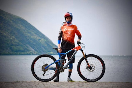 Zakarias Blom Johansen med den nye Cube Stereo 150 enduro sykkelen, som ble formelt lansert under helgas sykkelmesse i Nord-Italia. Foto: Cube Action Team