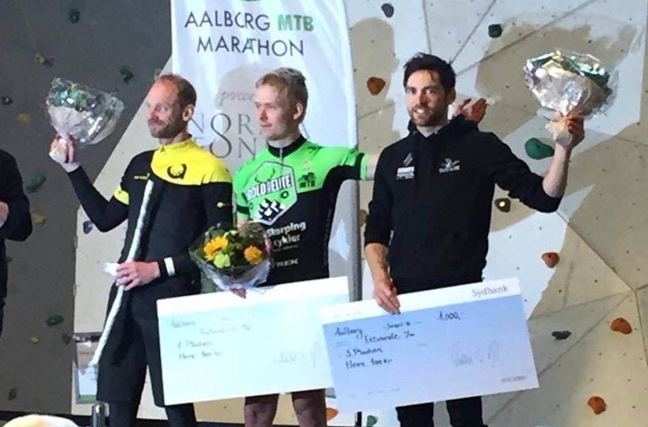 Vidar Mehl (til høyre) sikret seg tredjeplassen totalt i Aalborg MTB Marathon 2016, til tross for at han måtte løpe og sparkesykle den siste halve mila til mål. Foto: Privat
