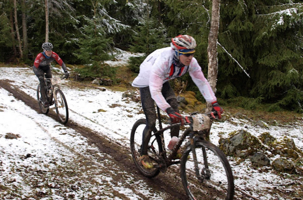 Det er ikke første gang det snør i Helgøyatråkket. Under Norgescupen i 2012 var det også hvitt i løypa, men årets forhold var vesentlig sleipere på grunn av mye regn under snøen. Foto: Arrangøren