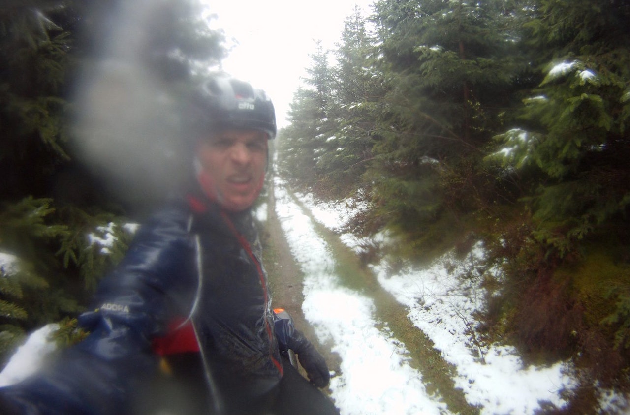 Lars Granberg stålsetter seg for sølefest i Belgia med snø og sludd. Foto: Privat Lars Granberg stålsetter seg for sølefest i Belgia med snø og sludd. Foto: Privat