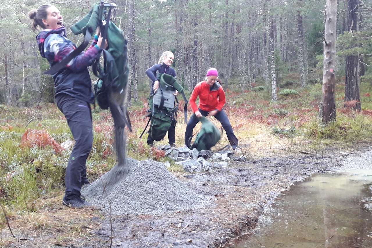 Høstens stibyggerkull har ferdigstilt nesten en kilometer sti, som nå skal tåle både regn og trafikk. Det krever drenering og stein, og den har elevene båret sjøl. Foto: Heidi Medgard Oskam Høstens stibyggerkull har ferdigstilt nesten en kilometer sti, som nå skal tåle både regn og trafikk. Det krever drenering og stein, og den har elevene båret sjøl. Foto: Heidi Medgard Oskam