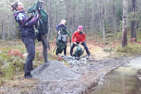 Høstens stibyggerkull har ferdigstilt nesten en kilometer sti, som nå skal tåle både regn og trafikk. Det krever drenering og stein, og den har elevene båret sjøl. Foto: Heidi Medgard Oskam