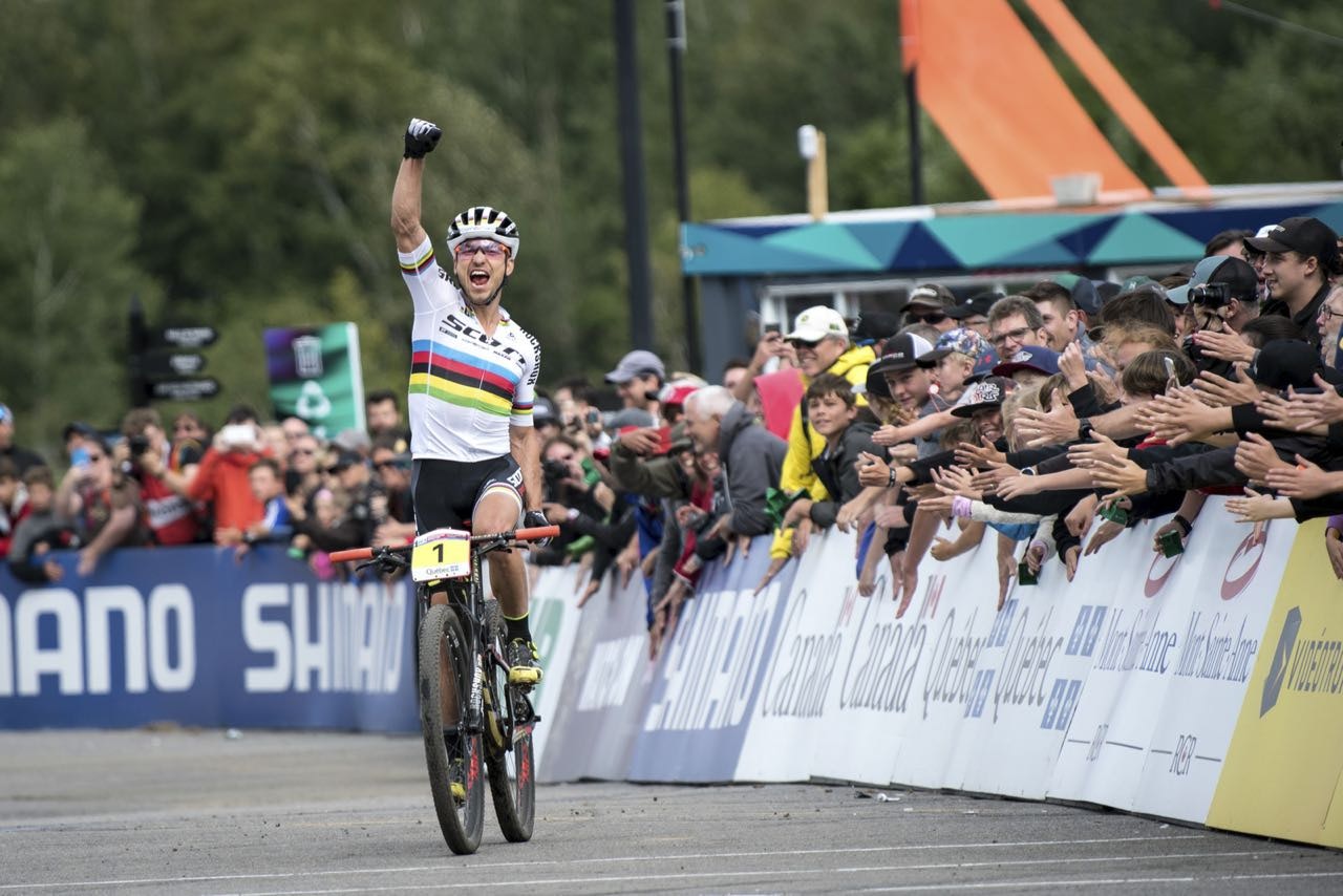 HISTORISK: Nino Schurter tok sin femte seier i årets verdenscup i Mont Saint Anne og sikret med det sin femte sammenlagtseier. Foto: Armin Küstenbrück HISTORISK: Nino Schurter tok sin femte seier i årets verdenscup i Mont Saint Anne og sikret med det sin femte sammenlagtseier. Foto: Armin Küstenbrück