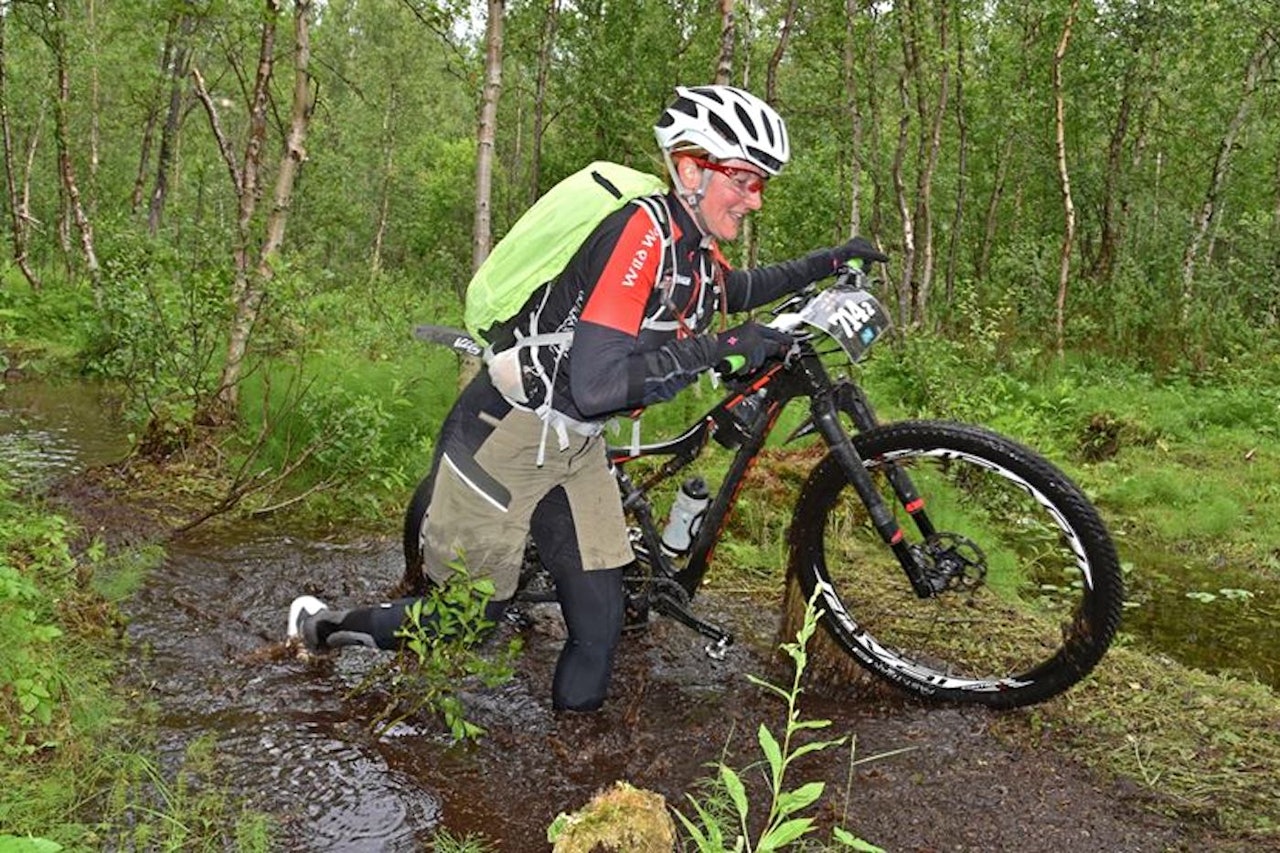 Årets utgave av Offroad Finnmark er våtere og tyngre enn vanlig, og deltakerne melder om blodtørste mygg på vidda. Monika Silvia Valm måtte kaste inn håndkleet i OF700 i går. Foto: Arrangøren Årets utgave av Offroad Finnmark er våtere og tyngre enn vanlig, og deltakerne melder om blodtørste mygg på vidda. Monika Silvia Valm måtte kaste inn håndkleet i OF700 i går. Foto: Arrangøren