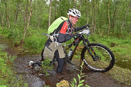 Årets utgave av Offroad Finnmark er våtere og tyngre enn vanlig, og deltakerne melder om blodtørste mygg på vidda. Monika Silvia Valm måtte kaste inn håndkleet i OF700 i går. Foto: Arrangøren Årets utgave av Offroad Finnmark er våtere og tyngre enn vanlig, og deltakerne melder om blodtørste mygg på vidda. Monika Silvia Valm måtte kaste inn håndkleet i OF700 i går. Foto: Arrangøren
