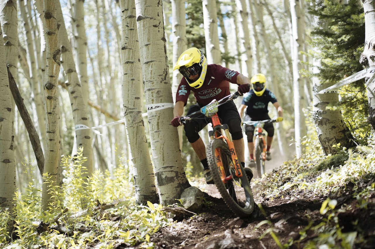 Zakarias Blom Johansen (bak) og lagkamerat Robin Wallner i Ibis Enduro Race Team på løyperekognosering i Aspen. Foto: Enduro World Series Zakarias Blom Johansen (bak) og lagkamerat Robin Wallner i Ibis Enduro Race Team på løyperekognosering i Aspen. Foto: Enduro World Series