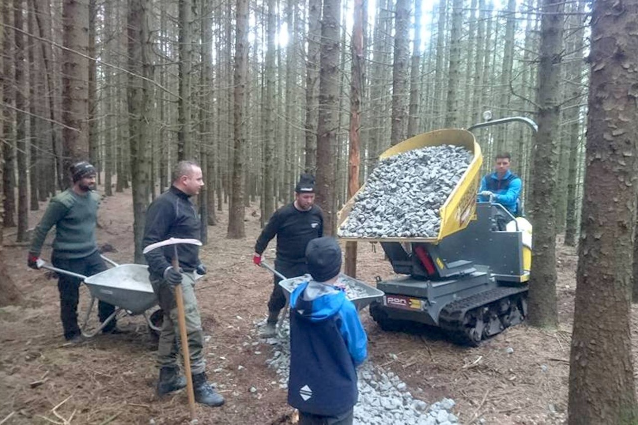 Terrengavdelingen er i gang med dugnadsarbeid for å forsterke og oppgradere stiene i Njåskogen slik at de tåler både regn og trafikk, og benytter samtidig sjansen til å legge inn flere elementer og mer moro. Foto: Bjørn Kjetil Aanensen Terrengavdelingen er i gang med dugnadsarbeid for å forsterke og oppgradere stiene i Njåskogen slik at de tåler både regn og trafikk, og benytter samtidig sjansen til å legge inn flere elementer og mer moro. Foto: Bjørn Kjetil Aanensen