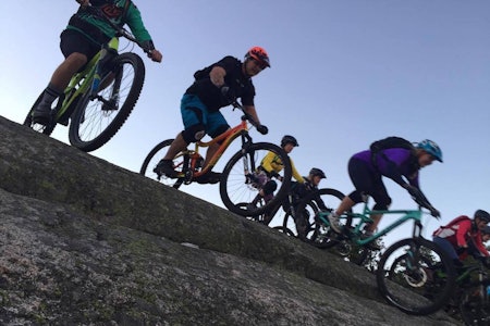 STISYKLING I FREDRIKSTAD: Jentegruppa i Gresvig IF Stisyklister på tur over svabergene i skogene rundt Fredrikstad. Foto: Hanne H. Karlsen stisykling fredrikstad gressvik gressvikmarka