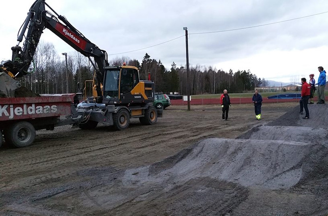 Det bygges både løyper og elementer i terrengparken på Lersbryggen Idrettsanlegg. Foto: Privat Det bygges både løyper og elementer i terrengparken på Lersbryggen Idrettsanlegg. Foto: Privat