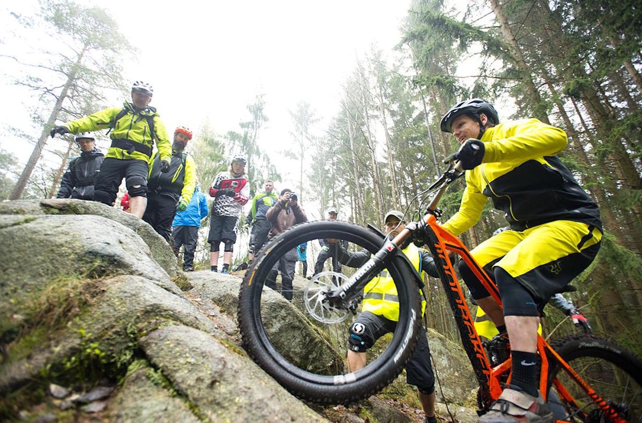 SYKLING I FREDRIKSTAD: Espen Berg-Johnsen lot seg ikke skremme av litt fuktige forhold i fjor og cruxet seg både opp og ned det meste arrangørene hadde å by på. Foto: Magne Klann stisykling fredrikstad gressvik gressvikmarka cruxjam
