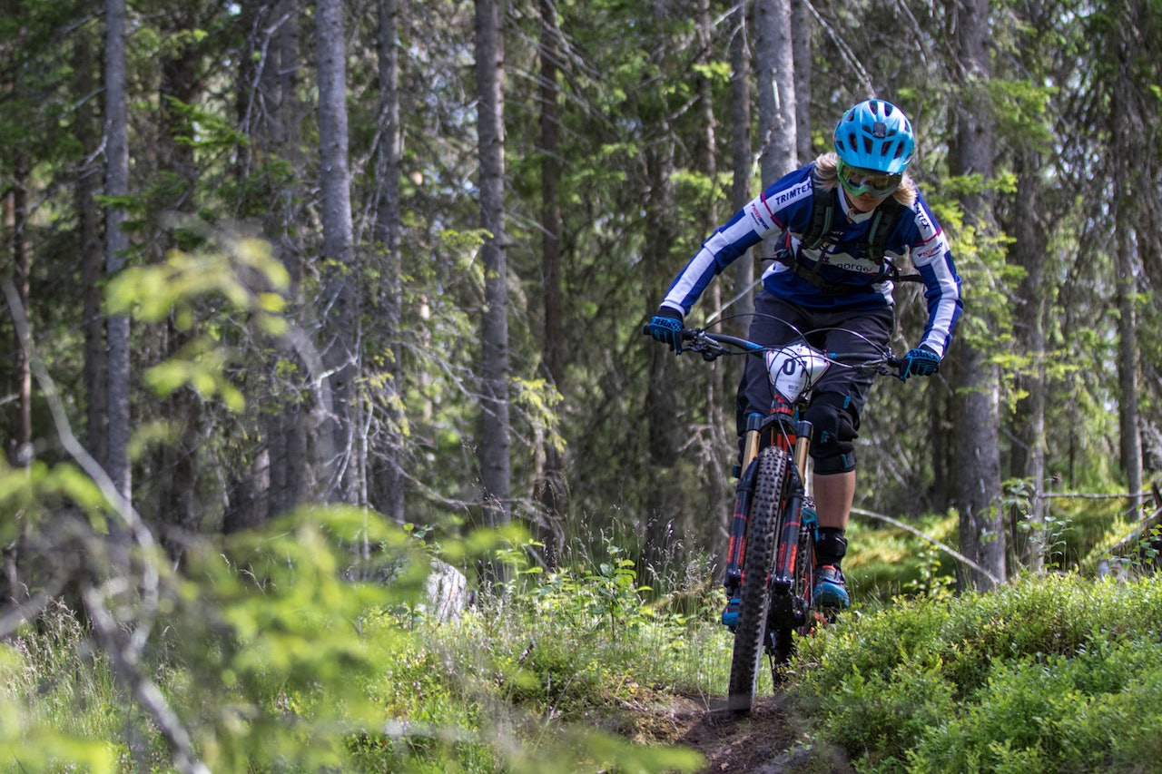 Hilde Sangesland Strædet, som vant Traktor Enduro for drøyt to uker siden, mister resten av sesongen etter at hun kjørte ut under utfor-NM i helga. Foto: Sylvain Cavatz Hilde Sangesland Strædet, som vant Traktor Enduro for drøyt to uker siden, mister resten av sesongen etter at hun kjørte ut under utfor-NM i helga. Foto: Sylvain Cavatz