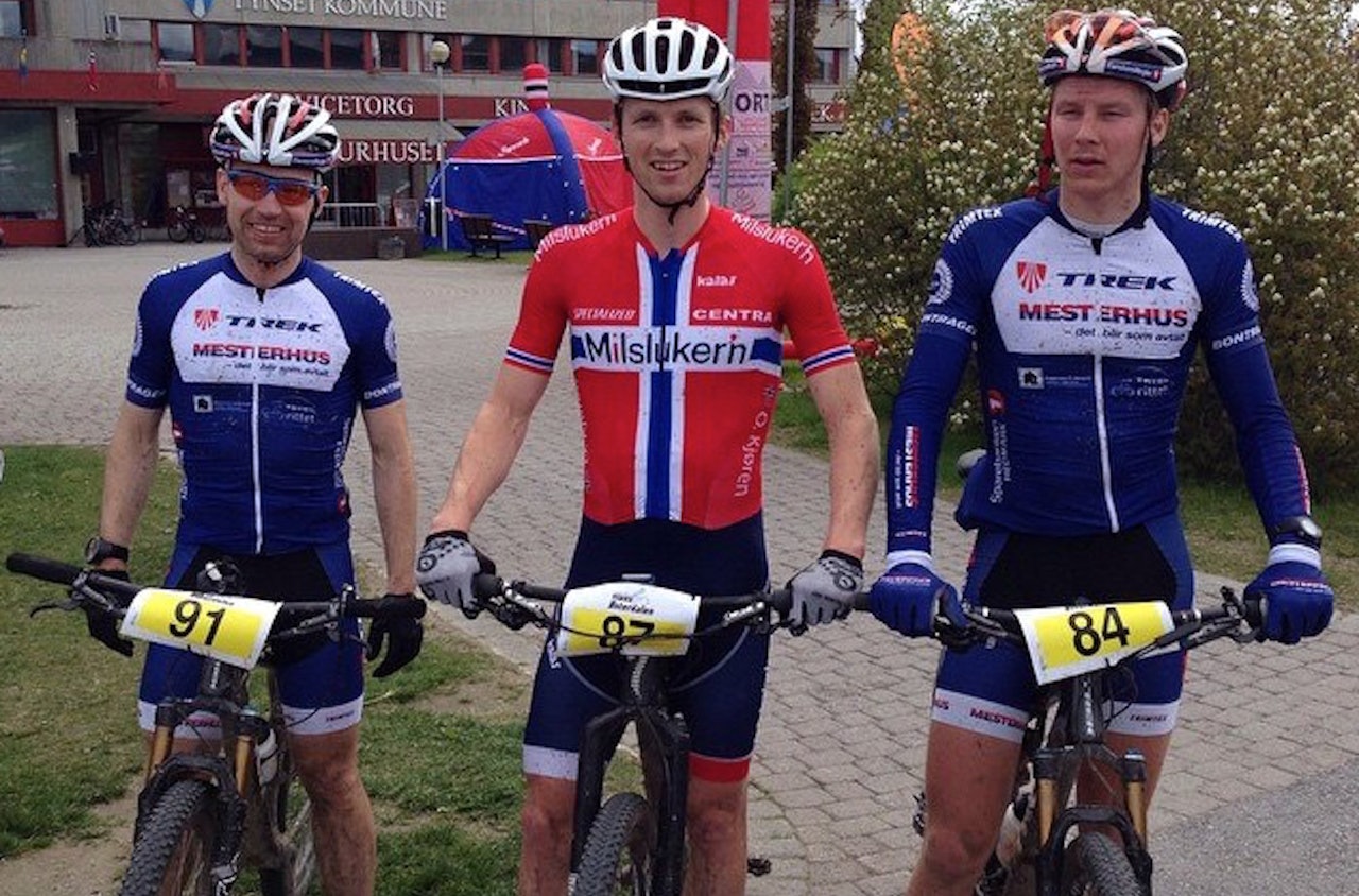 Ola Kjøren (midten) vant første etappe i Trans-Østerdalen 3-dagers på Tynset. Tor Halvor Bjørnstad-Tuveng (til venstre) ble nummer to og Eirik Fiskvik (til høyre) nummer tre. Foto: Privat Ola Kjøren (midten) vant første etappe i Trans-Østerdalen 3-dagers på Tynset. Tor Halvor Bjørnstad-Tuveng (til venstre) ble nummer to og Eirik Fiskvik (til høyre) nummer tre. Foto: Privat