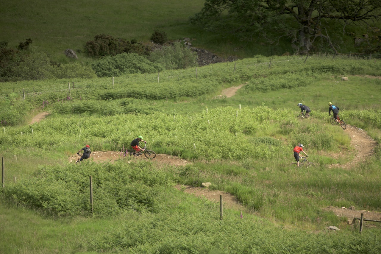 Syklistene på Comrie Croft slynger seg gjennom åker og beitemark: matproduksjonen er en del av sykkelproduktet . Foto: Comrie Croft