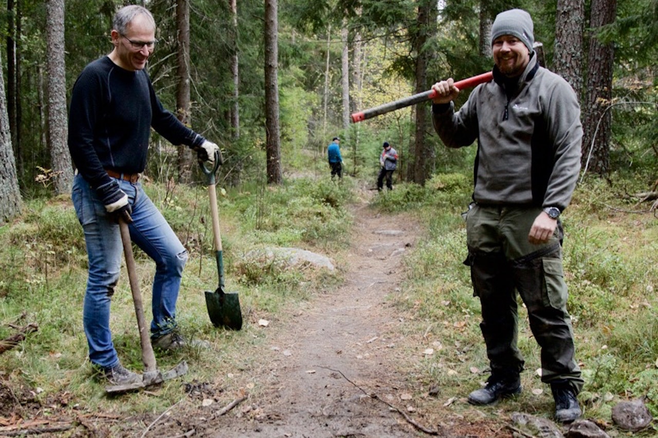 Lørdag blir det ny dugnad i Pioneren - den nest siste i det omfattende Skullerudprosjektet, som har pågått i snart to år og har kostet en million kroner. Her er Bredo Borstad (til venstre) og Magnus Rekkedal i aksjon. Foto: Bjørn Enoksen Lørdag blir det ny dugnad i Pioneren - den nest siste i det omfattende Skullerudprosjektet, som har pågått i snart to år og har kostet en million kroner. Her er Bredo Borstad (til venstre) og Magnus Rekkedal i aksjon. Foto: Bjørn Enoksen