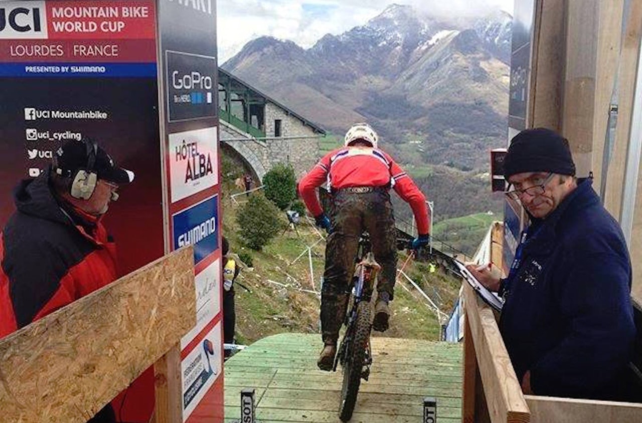 Simen Smestad i gang med sin kvalikrunde i verdenscupen i Lourdes i dag, der han med sin 10.plass ble best av de tre norske utøverne og går videre til finaler i morgen sammen med Brage Vestavik, som ble nummer 11 i kvaliken. Foto: NCF Simen Smestad i gang med sin kvalikrunde i verdenscupen i Lourdes i dag, der han med sin 10.plass ble best av de tre norske utøverne og går videre til finaler i morgen sammen med Brage Vestavik, som ble nummer 11 i kvaliken. Foto: NCF