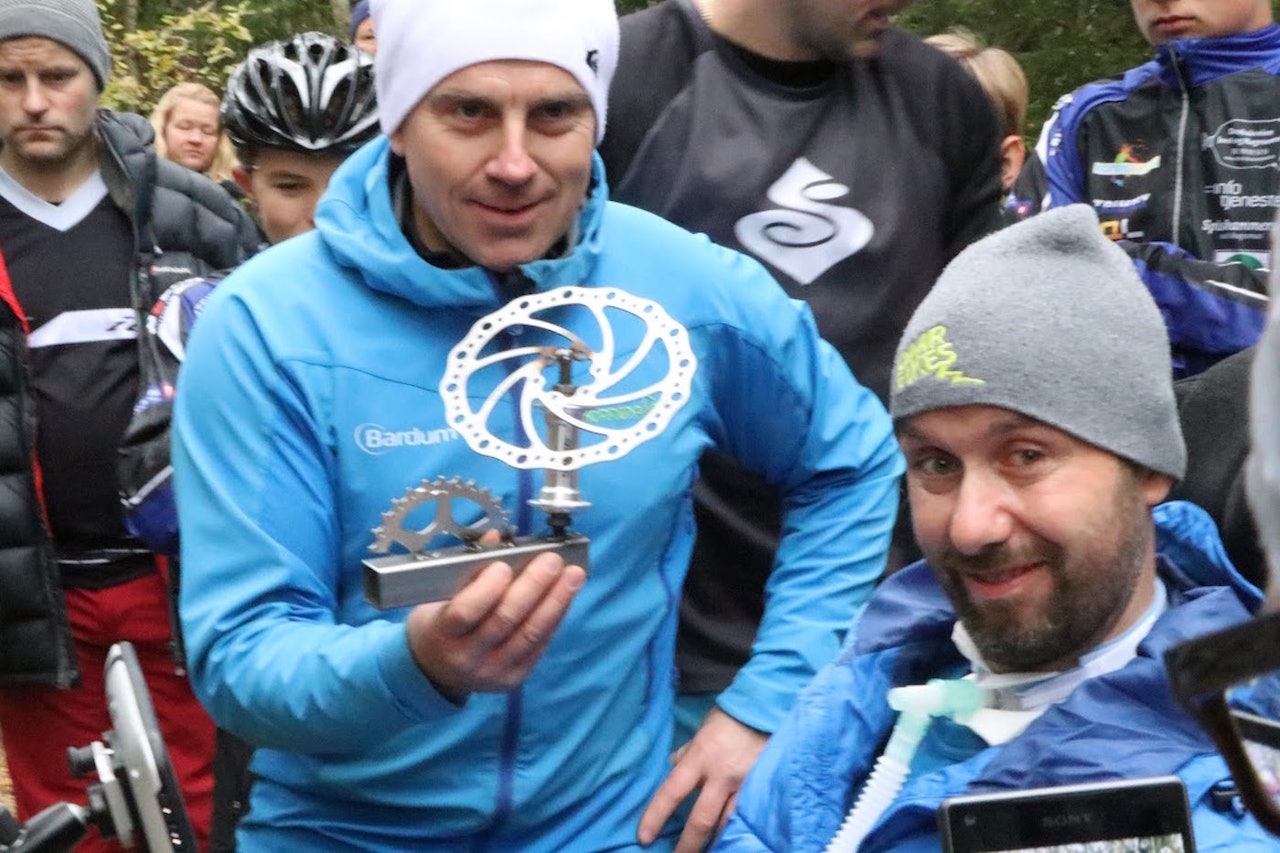 Brynjar Gulliksen fikk Deørs hederspris, egenhendig overrakt av kunstneren sjøl, rittleder Arild Vegstø. Foto: Ronny Skjellum Brynjar Gulliksen fikk Deørs hederspris, egenhendig overrakt av kunstneren sjøl, rittleder Arild Vegstø. Foto: Ronny Skjellum