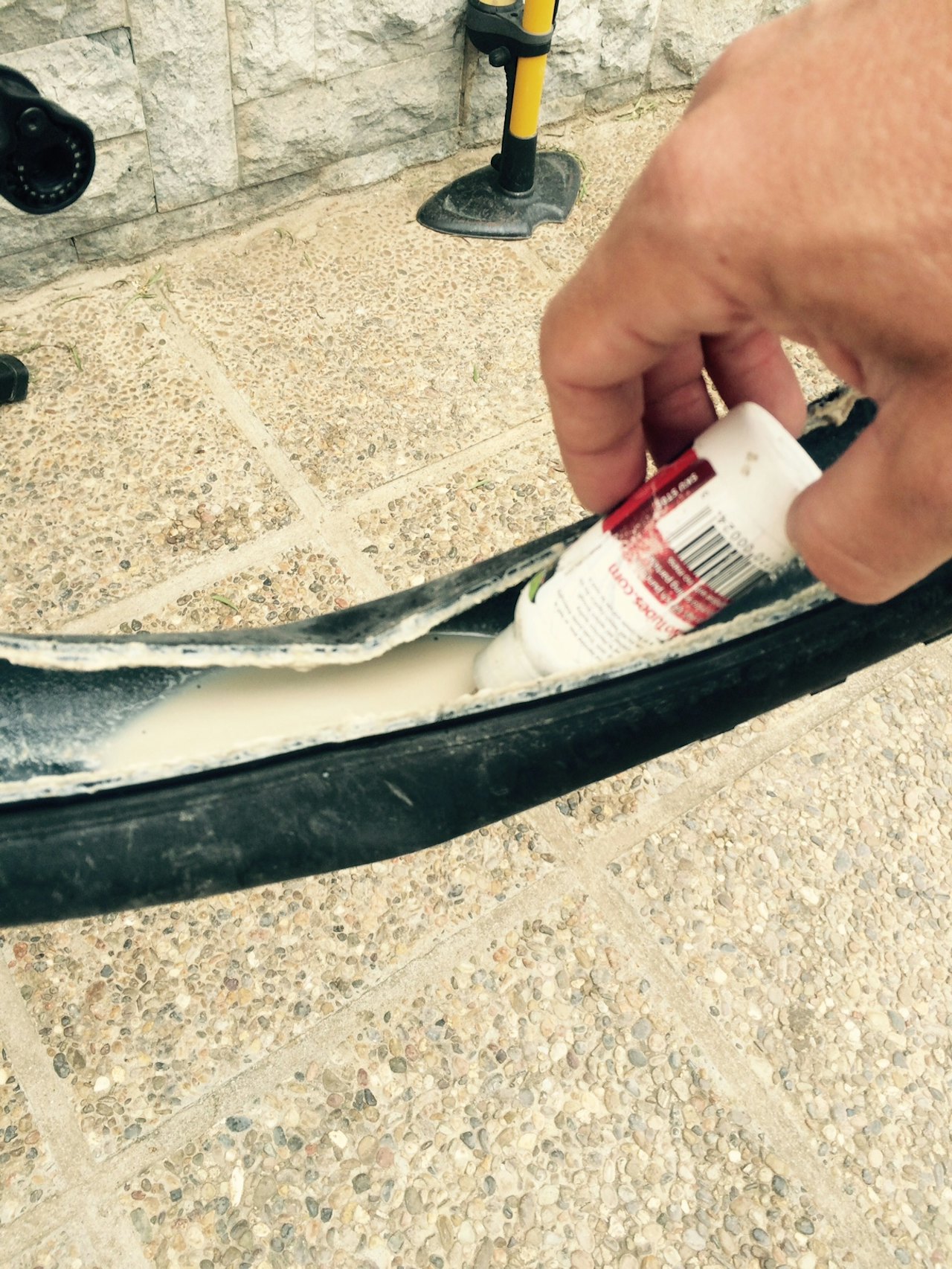 OVERFØRING: Å flytte tetningsvæske fra et dekk til et annet kan være klinete. En spruteflaske gjør det enklere. Foto: Øyvind Aas OVERFØRING: Å flytte tetningsvæske fra et dekk til et annet kan være klinete. En spruteflaske gjør det enklere. Foto: Øyvind Aas