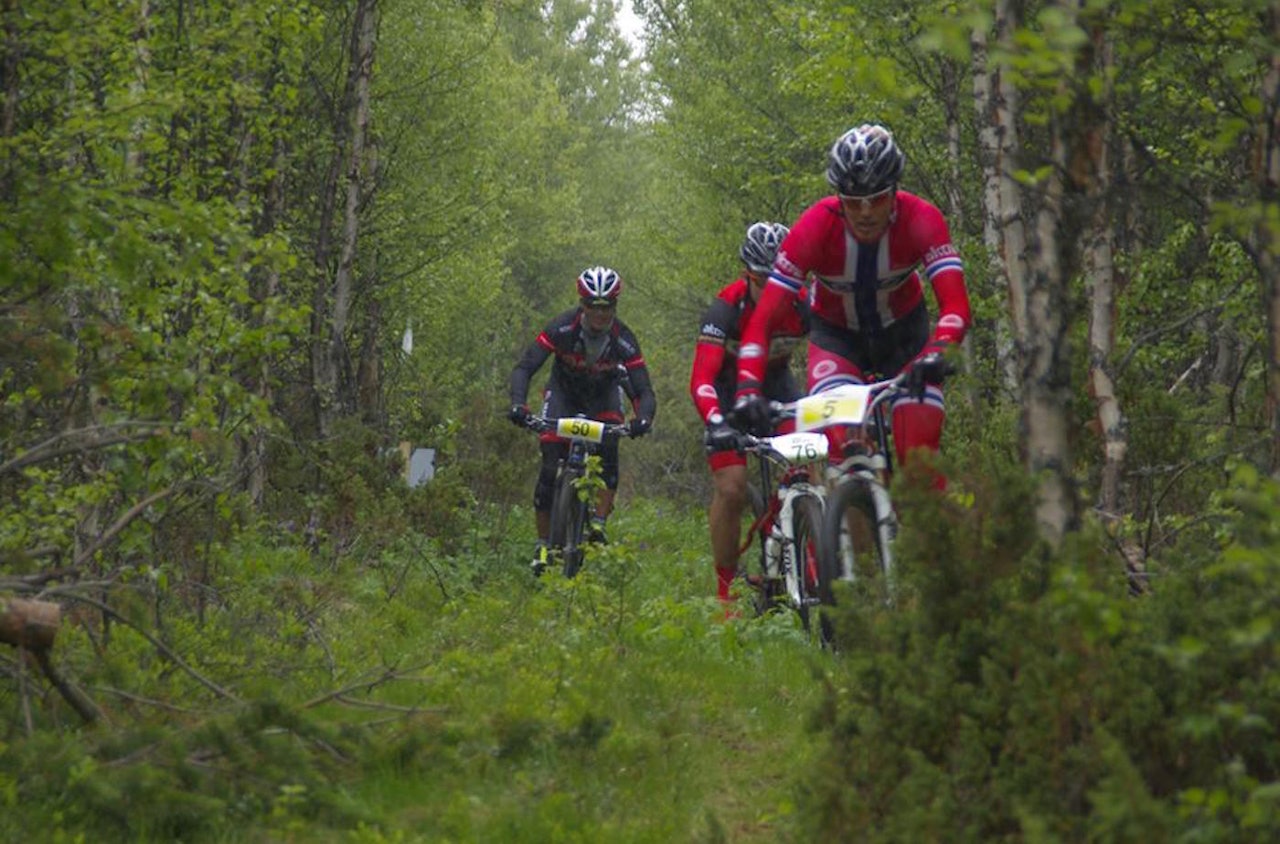 Trans-Østerdalen 3-Dagers har åpnet for ny lagkonkurranse for 2-mannslag. Det har gitt påmeldingsrush. Her er det Anders Fiskvik som leder an gjennom skogen på andre etappe i fjor. Foto: Per Inge Sagmoen Trans-Østerdalen 3-Dagers har åpnet for ny lagkonkurranse for 2-mannslag. Det har gitt påmeldingsrush. Her er det Anders Fiskvik som leder an gjennom skogen på andre etappe i fjor. Foto: Per Inge Sagmoen