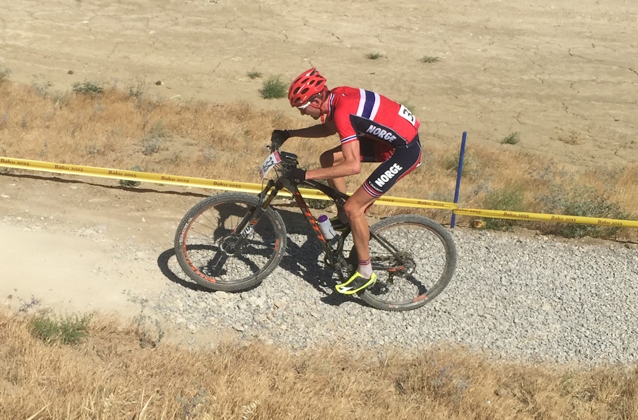 Sondre Kristiansen ble nummer 24 på rundbanerittet under European Games i Baku lørdag. Mye av rittet lå han alene i den tørre, vindfulle løypa. Foto: Eddy Knudsen Storsæter Sondre Kristiansen ble nummer 24 på rundbanerittet under European Games i Baku lørdag. Mye av rittet lå han alene i den tørre, vindfulle løypa. Foto: Eddy Knudsen Storsæter