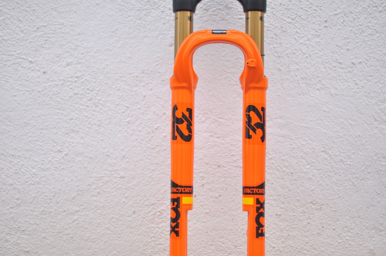 LETT VEKT FRA FOX: 32 Step Cast er Fox sin letteste gaffel noensinne, uansett hjulstørrelse.  LETT VEKT FRA FOX: 32 Step Cast er Fox sin letteste gaffel noensinne, uansett hjulstørrelse.