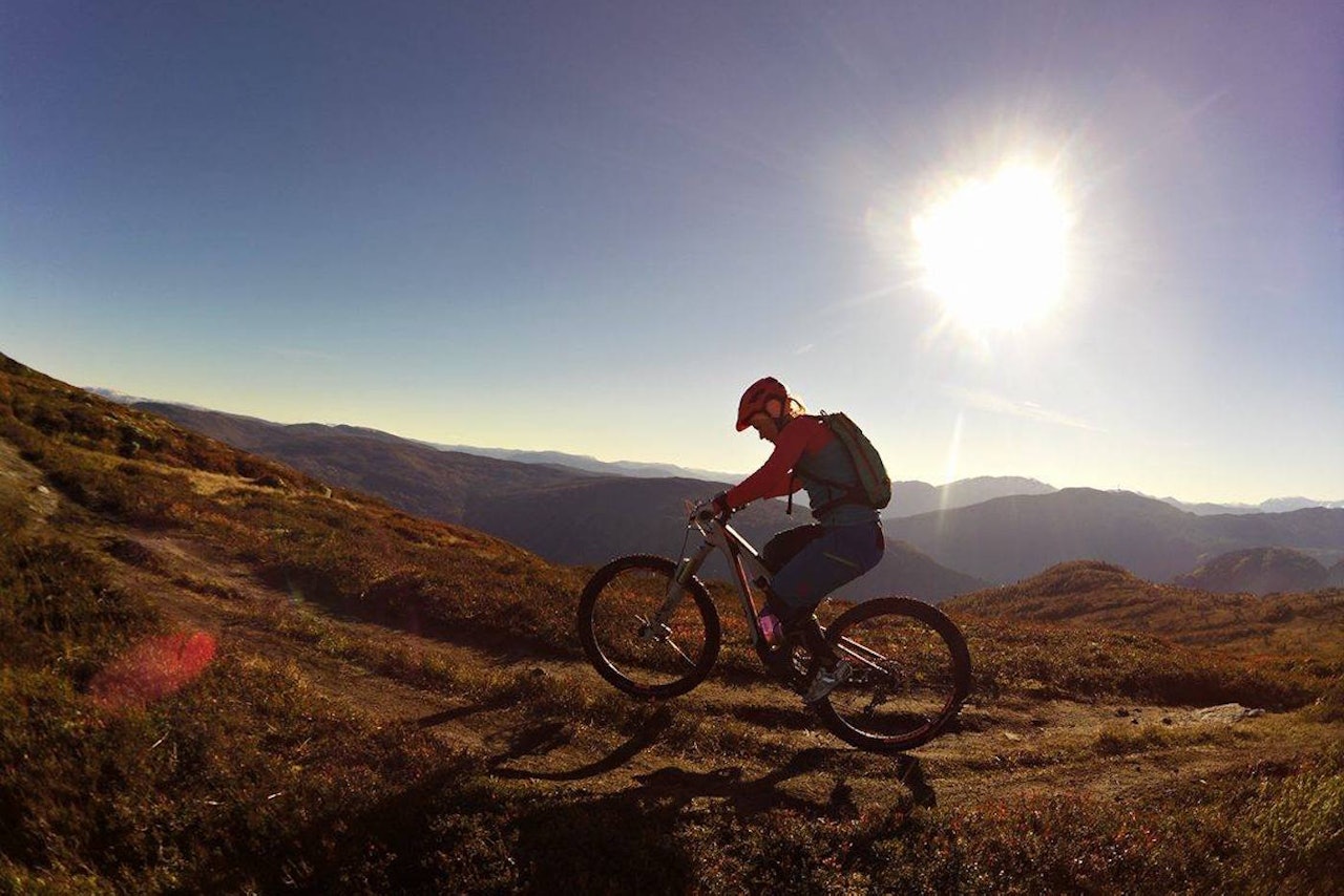 Oktober er til for å lade batterier og etterfylle motivasjon. Vinnerskallen er det ingenting i veien med hos Hildegunn Gjertrud Hovdenak, som satser for fullt mot 2017. Her på tur på Nuken. Foto: Geir Orrestad Oktober er til for å lade batterier og etterfylle motivasjon. Vinnerskallen er det ingenting i veien med hos Hildegunn Gjertrud Hovdenak, som satser for fullt mot 2017. Her på tur på Nuken. Foto: Geir Orrestad