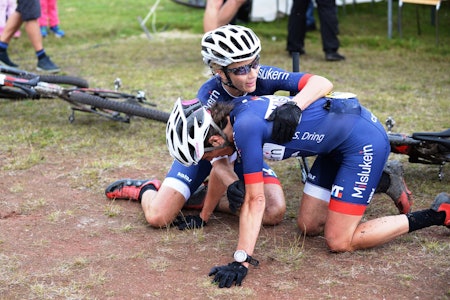 Jeanette Persson (til venstre) ble Norgesmester i terrengsykkel maraton under Femundrittet i sommer - hårfint foran teamkollega Sunniva Dring i Milslukern. Foto: Kent Murdoch