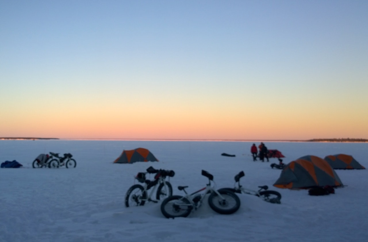Vinter bikepacking kan by på ekstremt flotte opplevelser, og de nytes best uten forfrosne tær. Foto: Nina Gässler