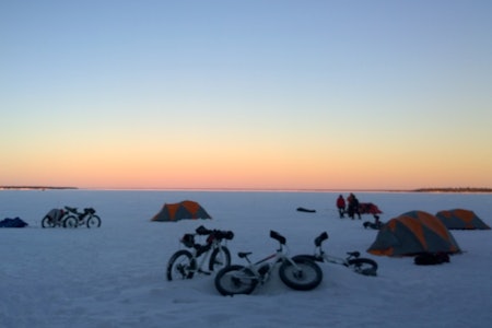 Vinter bikepacking kan by på ekstremt flotte opplevelser, og de nytes best uten forfrosne tær. Foto: Nina Gässler
