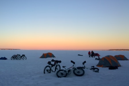 Vinter bikepacking kan by på ekstremt flotte opplevelser, og de nytes best uten forfrosne tær. Foto: Nina Gässler Vinter bikepacking kan by på ekstremt flotte opplevelser, og de nytes best uten forfrosne tær. Foto: Nina Gässler